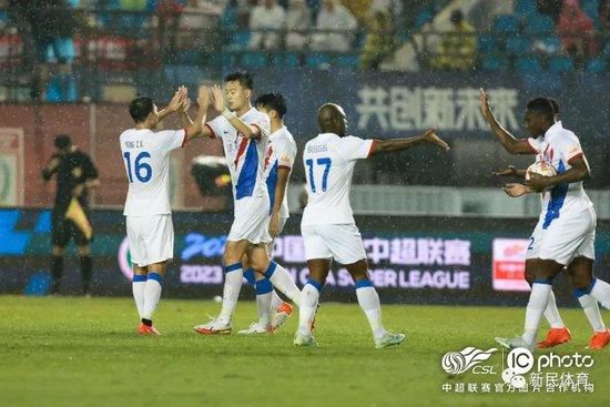 据消息人士向《ESPN》透露，为筹集冬窗引援资金，切尔西准备批准让多名球员离队，这其中包括了查洛巴、马特森以及马杜埃凯等人。